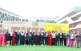 Gắn biển công trình cấp Thành phố Trường Tiểu học Hoàng Mai chào mừng bầu cử đại biểu Quốc hội và đại biểu HĐND các cấp