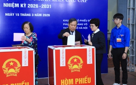 Chủ tịch UBND Thành phố Vũ Đại Thắng bỏ phiếu và kiểm tra công tác bầu cử tại phường Giảng Võ