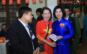 Phó Bí thư Thành ủy Phùng Thị Hồng Hà bỏ phiếu bầu cử tại phường Hà Đông