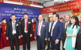 Phó Bí thư Thành ủy Nguyễn Văn Phong kiểm tra công tác bầu cử tại phường Hồng Hà