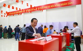 Phó Chủ tịch Thường trực HĐND Thành phố Trần Thế Cương bỏ phiếu bầu cử tại phường Ngọc Hà