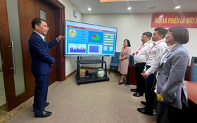 Phó Chủ tịch UBND thành phố Nguyễn Xuân Lưu kiểm tra công tác bầu cử tại phường Ô Chợ Dừa