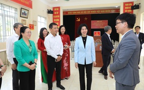 Chủ tịch HĐND Thành phố Phùng Thị Hồng Hà kiểm tra công tác bầu cử tại xã Ô Diên