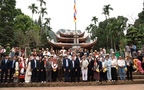 Các đại biểu quốc tế ấn tượng với vẻ đẹp của chùa Hương