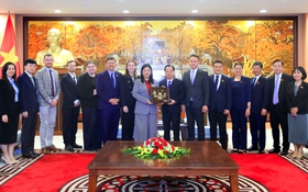 Phó Chủ tịch Thường trực HĐND Thành phố Trần Thế Cương tiếp Đoàn Đại biểu Hội đồng giao lưu chính trị Australia