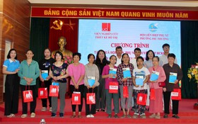 Phường Phú Thượng trao tặng quà cho phụ nữ khuyết tật có hoàn cảnh khó khăn