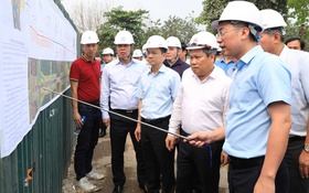 Chủ tịch Hà Nội Vũ Đại Thắng kiểm tra tiến độ hai dự án đầu tư xây dựng cầu Tứ Liên và cầu Trần Hưng Đạo