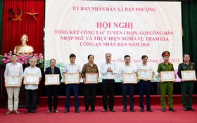 Xã Đan Phượng khen thưởng các tập thể, cá nhân có thành tích xuất sắc trong công tác tuyển, gọi công dân nhập ngũ