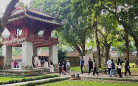 Nhiều di tích lịch sử, văn hóa ở Hà Nội hút khách dịp nghỉ lễ Giỗ Tổ Hùng Vương