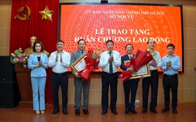 Đồng chí Đinh Mạnh Hùng, Phó Giám đốc Sở Nội vụ được trao tặng Huân chương Lao động hạng Nhì