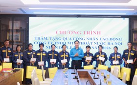 Hà Nội trao quà hỗ trợ công nhân có hoàn cảnh khó khăn