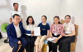 UBND phường Yên Sở hỗ trợ người dân thực hiện thủ tục hành chính theo phương châm “Đến trước nhu cầu – Tiên phong phục vụ”