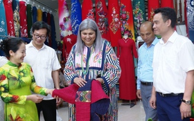 Đoàn Hội đồng Thủ công Thế giới tham quan làng nghề may áo dài truyền thống Trạch Xá