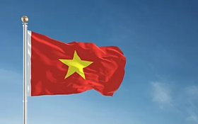 Treo cờ Tổ quốc kỷ niệm 136 năm Ngày sinh Chủ tịch Hồ Chí Minh