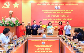 Đảng ủy HĐND thành phố Hà Nội trao Huy hiệu 30 năm tuổi Đảng đợt 19/5