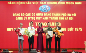 Đảng bộ MTTQ Việt Nam thành phố Hà Nội trao Huy hiệu Đảng đợt 19/5