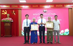 Đảng ủy phường Yên Nghĩa trao tặng Huy hiệu Đảng đợt 19/5 cho 26 đảng viên