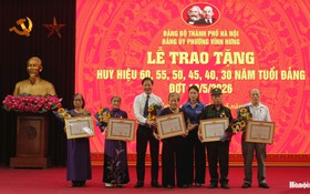 Phường Vĩnh Hưng trao Huy hiệu Đảng tặng các đảng viên lão thành