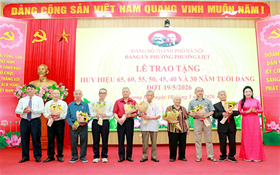 Phường Phương Liệt trao Huy hiệu Đảng tặng 210 đảng viên