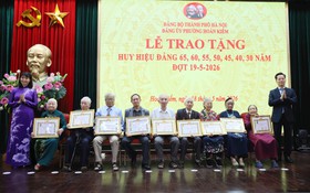 Trưởng ban Tổ chức Thành ủy Vũ Đăng Định trao Huy hiệu Đảng tại phường Hoàn Kiếm
