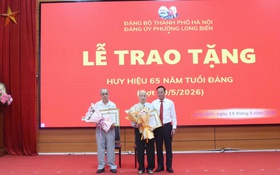 Đảng ủy phường Long Biên tổ chức trao Huy hiệu Đảng đợt 19/5/2026