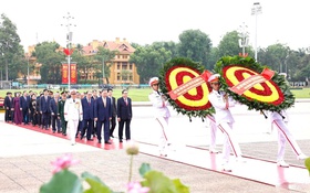 Lãnh đạo Đảng, Nhà nước và thành phố Hà Nội viếng Chủ tịch Hồ Chí Minh và các Anh hùng liệt sĩ