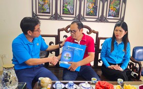Lãnh đạo Liên đoàn Lao động thành phố Hà Nội thăm hỏi, động viên công nhân bị tai nạn lao động