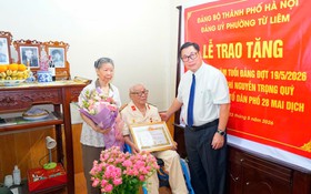 Đảng viên Nguyễn Trọng Quý (phường Từ Liêm) nhận Huy hiệu 80 năm tuổi Đảng