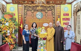Hội Liên hiệp Phụ nữ Hà Nội thăm, chúc mừng Đại lễ Phật đản Phật lịch 2570