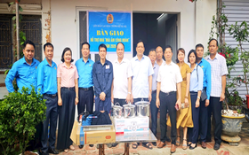 Trao Mái ấm Công đoàn cho người lao động khó khăn