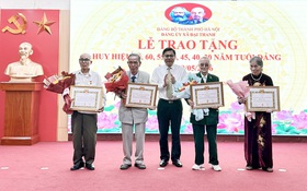Xã Đại Thanh: 58 đảng viên được trao Huy hiệu Đảng đợt 19/5