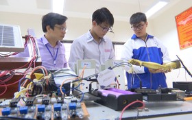 Khen thưởng cá nhân đã có thành tích tham gia Hội thi nghiên cứu khoa học, kỹ thuật quốc tế