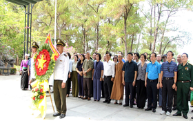 Đoàn đại biểu nhân sĩ, trí thức, tôn giáo tiêu biểu, dân tộc thiểu số Thủ đô tri ân các Anh hùng Liệt sĩ tại Quảng Trị