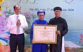 Trao Bằng công nhận làng nghề truyền thống ướp trà sen Quảng Bá và nghề truyền thống ướp trà sen Quảng An