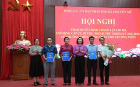 Xã Chuyên Mỹ: Trao các quyết định Chỉ định Ban chấp hành, Bí thư, Phó Bí thư chi bộ, Trưởng thôn, Phó trưởng thôn lâm thời