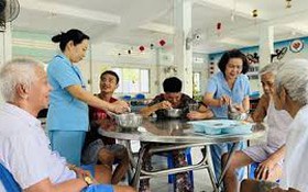Khen thưởng thành tích xuất sắc trong công tác tiếp nhận, quản lý, chăm sóc, nuôi dưỡng và phục hồi chức năng cho các đối tượng bảo trợ xã hội