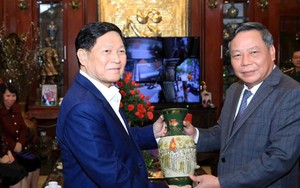 Hanoi Vice Party Chief visits military officers at Nam Tu Liem District