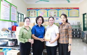 Hanoi Fatherland Front leaders visit and support flood-affected residents