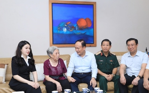 Hanoi People's Council Chairman Nguyen Ngoc Tuan visits national contributors