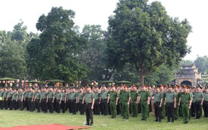 Hanoi police hold national flag-raising ceremony at Thang Long Imperial Citadel