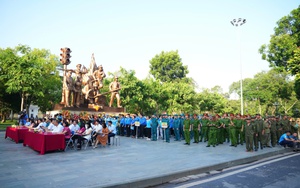 Hanoi vice chairman joins community clean-up in Hai Ba Trung Ward