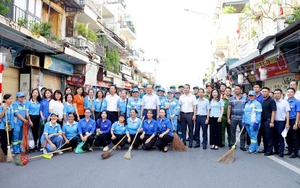 Hanoi top legislator joins Hoan Kiem Ward in citywide cleanup campaign