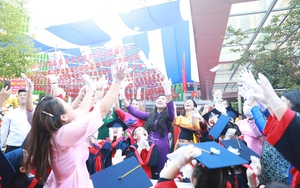 Hanoi education leaders celebrate new school year with students