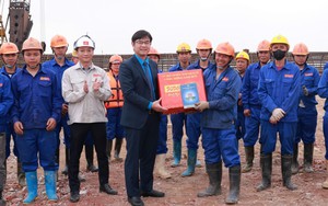 Hanoi Labor Federation Chairman visits workers ahead of Tet