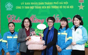 Leader of Hanoi Women's Union visits environmental workers
