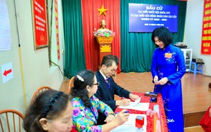 Hanoi Deputy Party Secretary Phung Thi Hong Ha casts ballot in Ha Dong Ward