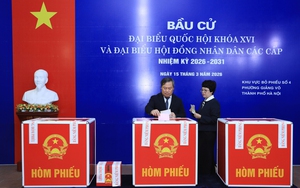 Hanoi Chairman Vu Dai Thang casts ballot and inspects election work in Giang Vo Ward