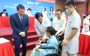 Hanoi Vice Chairman Nguyen Xuan Luu visits voters casting ballots at Bach Mai Hospital