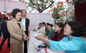 Hanoi People's Council Vice Chairwoman Pham Thi Thanh Mai casts ballot in Tay Ho Ward