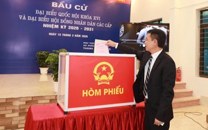 Standing Deputy Secretary of the Hanoi Party Committee Nguyen Trong Dong attends opening ceremony and casts vote at Polling Station No. 4